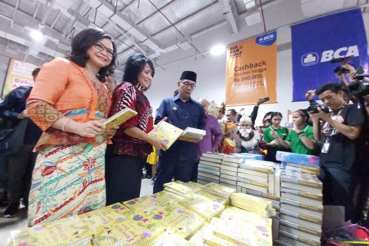 Gubernur Jawa Barat Ridwan Kamil tengah melihat-lihat buku di Big Bad Wolf Bandung, Kamis (27/6/2019).