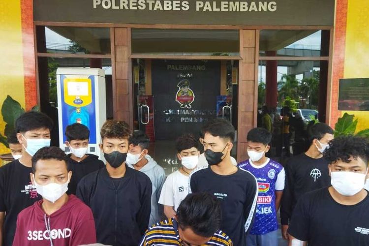 14 Pemuda yang menyerahkan diri ke Polrestabes Palembang usai mengeroyok seorang terduga pelaku begal hingga tewas, Selasa (4/1/2021).
