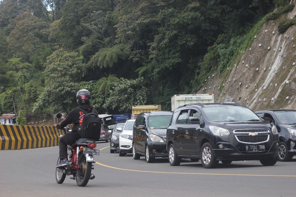 Kemacetan kendaraan di jalur Puncak Cianjur, Jawa Barat
