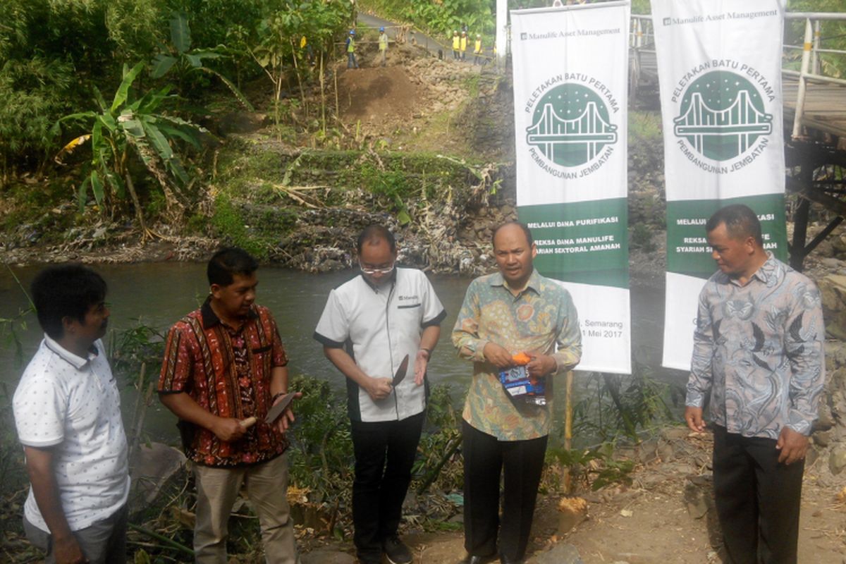 Peletakan batu pertama pembangunan jembatan di Gunungpati, Semarang dengan dana purifikasi oleh PT Manulife Asset Management Indonesia dan Dompef Dhuafa, Kamis (11/5/2017).