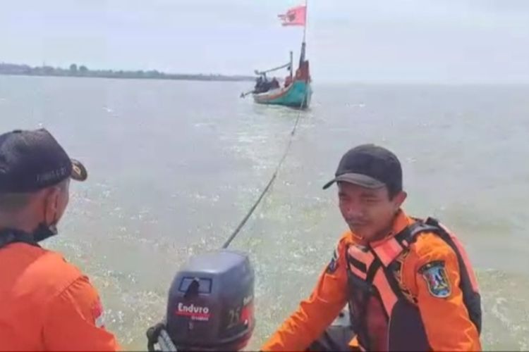 Petugas BPBD Tuban mengevakuasi perahu dan para nelayan Tuban yang terjebak di tengah laut dan dilaporkan hilang oleh keluarganya.