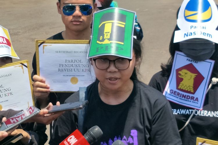 Kepala Departemen Kajian Strategis BEM STHI Jentera, Octania, saat memimpin aksi unjuk rasa di depan gedung DPR, Senayan, Jakarta, Selasa (10/9/2019). 