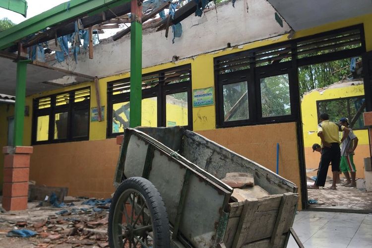 Kondisi bangunan salah satu ruang kelas di SDN Dukuh Klopo, Kecamatan Peterongan, Kabupaten Jombang, Jawa Timur. Pada Senin (11/11/2019) pagi, sejumlah pekerja membersihkan puing-puing bekas atap bangunan tersebut.