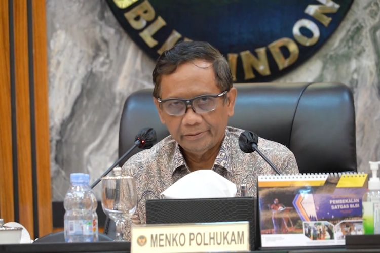 Menteri Koordinator Bidang Politik, Hukum, dan Keamanan (Menko Polhukam) Mahfud MD saat menerima kedatangan keluarga korban tragedi Kanjuruhan di Kantor Kemenko Polhukam, Jakarta, Jumat (6/1/2023).