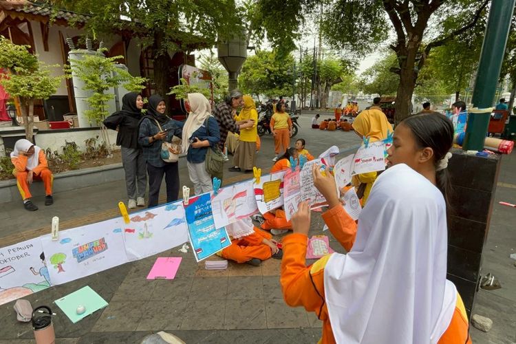 Sambut Hari Sumpah Pemuda, Siswa SD di Solo Hiasi Trotoar Ngarsopuro dengan Kartu Pos