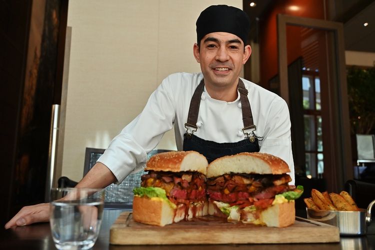 Patrick Shimada memperlihatkan burger raksasa hasil karyanya yang dibuat khusus untuk menyambut pelantikan kaisar baru Jepang bulan depan.