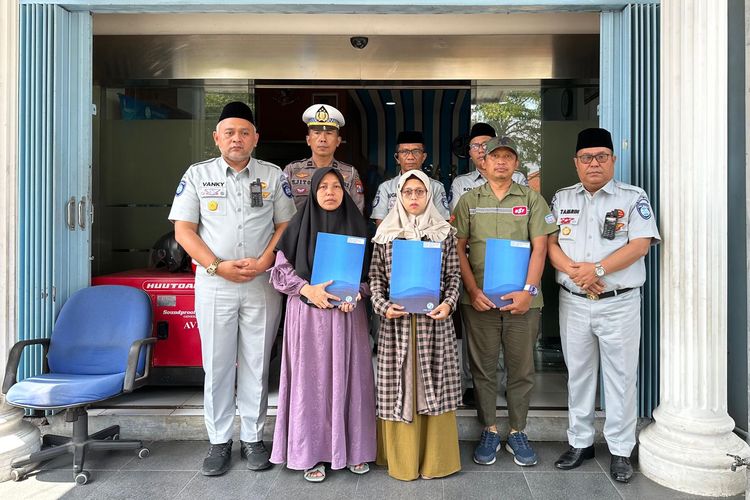 Jasa Raharja bersama pihak Korps Lalu Lintas Polri berfoto bersam tiga ahli waris korban kecelakaan di Kilometer (Km) 370 A Tol Batang-Semarang.
