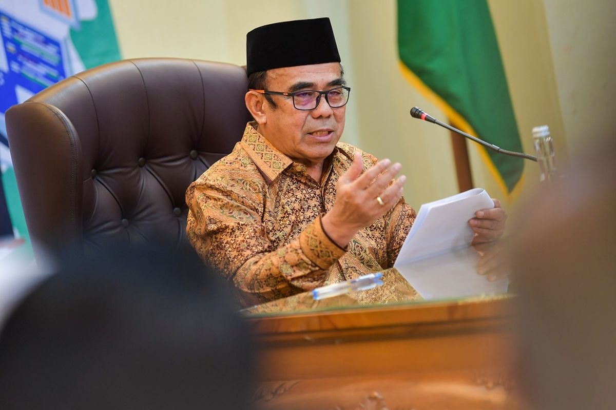 Menteri Agama Fachrul Razi memberi keterangan pers di Kantor Kementerian Agama, Jakarta, Selasa (18/2/2020). Dalam kesempatan tersebut, Fachrul Razi merespons sejumlah isu aktual seputar kehidupan beragama di tanah air. ANTARA FOTO/M Risyal Hidayat/aww.