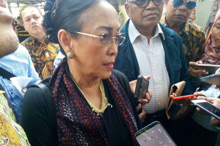 Sukmawati Soekarno Putri sayangkan sidang lanjutan praperadilan Surat Perintah Penghentian Penyidikan (SP3) Polda Jabar dalam kasus penodaan lambang Negara Pancasila di Pengadilan Negeri (PN) Bandung, Jalan LLRE Martadinata, Kota Bandung, Kamis (18/10/2018), berlangsung bising 