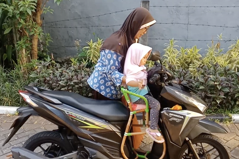 Bahaya Anak Kecil Duduk di Kursi Rotan Motor, Berisiko Kecelakaan