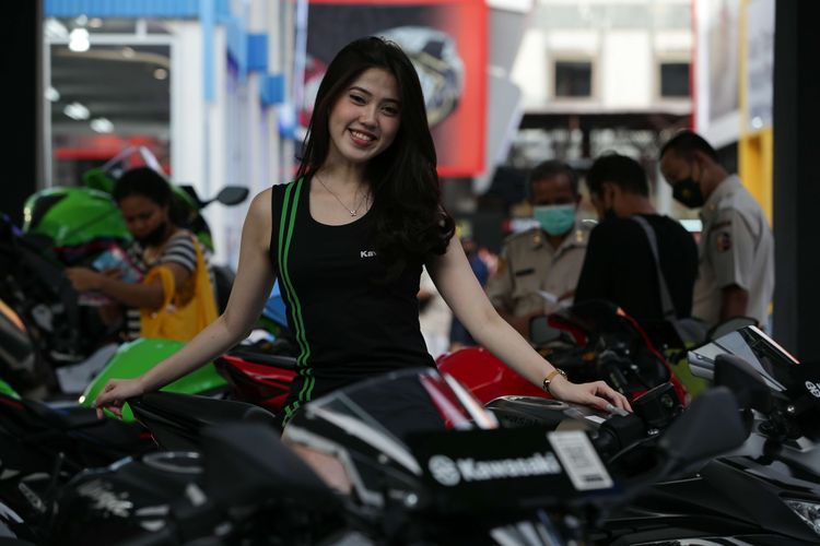 Sales Promotion Girl di salah satu gerai otomotif Jakarta Fair Kemayoran di JI Expo, Jakarta, Kamis (23/6/2022). Berburu diskon dan menyaksikan konser musik menjadi daya tarik warga mengunjungi Jakarta Fair Kemayoran.