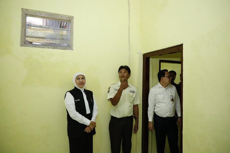 Cerita Sekuriti SMAN 2 Surabaya Tidur Beralas Tikar di Ruang Tamu, Kini Punya Rumah Layak