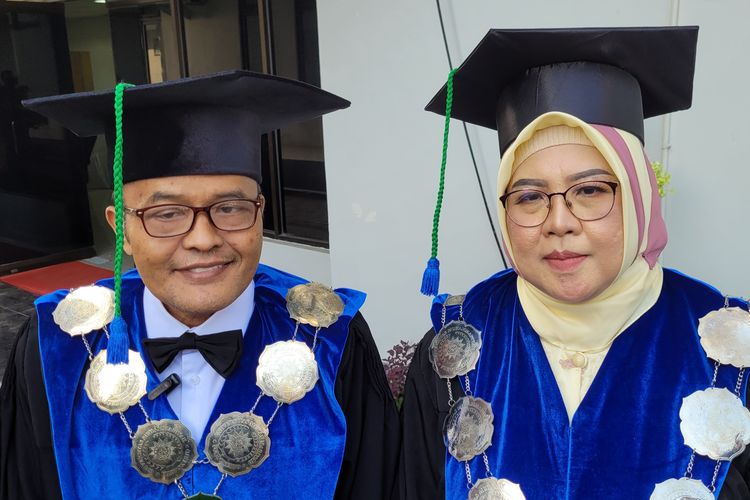 pasangan suami istri Prof Dr Pujiharto dan Prof Dr Sri Wahyuni dikukuhkan menjadi guru besar secara bersamaan di Universitas Muhammadiyah Purwokerto (UMP), Kabupaten Banyumas, Jawa Tengah, Selasa (18/7/2023).