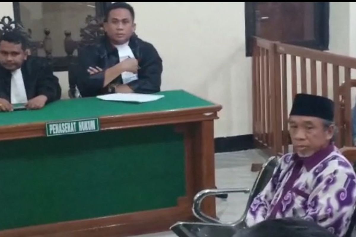 Dokumen: Nurul Qomar menjalani sidang tuntutan di PN Brebes, Senin (30/9/2019). Dalam sidang itu, pelawak Empat Sekawan itu dituntut tiga tahun penjara karena dugaan pemalsuan dokumen saat menjadi Rektor UMUS Brebes