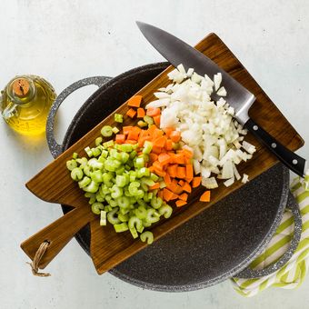 Ilustrasi pisau koki atau chef knife.