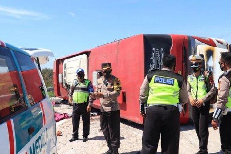 kecelakaan di Tol Pejagan Pemalang. Ini penyebab bus PO Sudiro Tungga Jaya alami kecelakaan di Tol Pejagan-Pemalang, KM 308, disebut terguling, 8 orang tewas. 