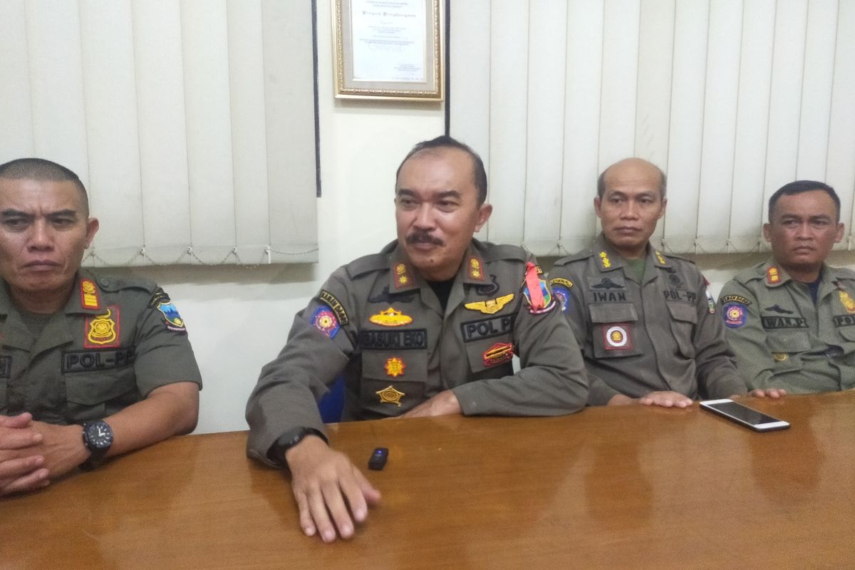 Kasatpol PP Kabupaten Garut, Basuki Eko saat menggelar jumpa pers, Selasa (2/1/2024).