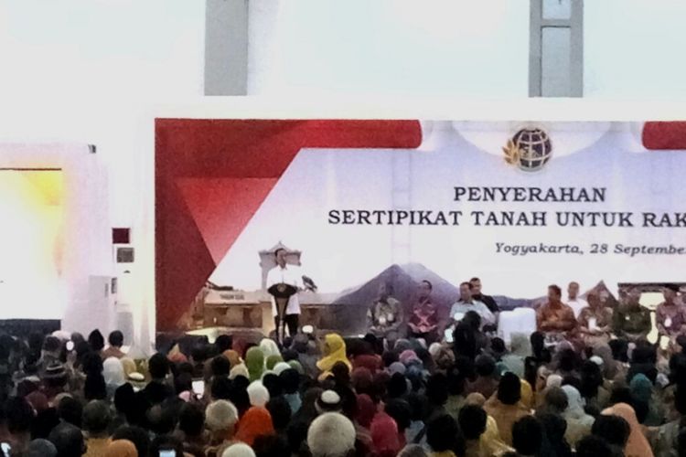 Presiden Joko Widodo saat menyampaikan sambutanya di acara penyerahan serifikat tanah rakyat Kabupaten dan Kota di DIY. Acara penyerahan 5.000 sertifikat ini digelar di Jogja Expo Center.