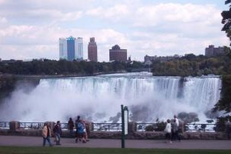 Air terjun Niagara yang berada di perbatasan negara Amerika Serikat dan Kanada hingga kini menjadi destinasi wisata yang menyedot wisatawan dunia. Tampak pemandangan derasnya air terjun Niagara dari sisi Kanada.