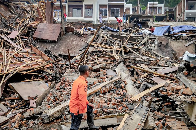 Petugas BPBD Bandung Barat melakukan asesmen di lokasi longsor di kompleks perumahan elit di Desa Mekarwangi, Kecamatan Lembang, Kabupaten Bandung Barat, Senin (8/5/2023).