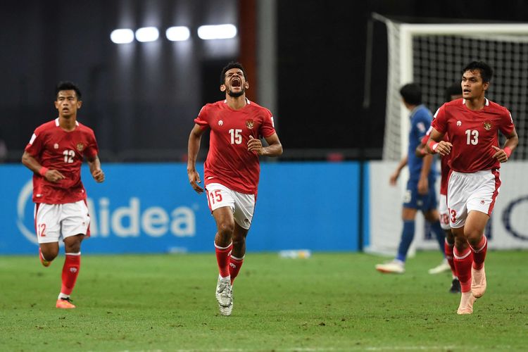 Pemain Indonesia Ricky Richardo Kambuaya (tengah) melakukan selebrasi usai mencetak gol pada pertandingan leg kedua final Piala AFF 2020 antara Indonesia vs Thailand di National Stadium, Singapura, Sabtu (1/1/2022) malam WIB. Selanjutnya, Indonesia akan bertanding di Piala AFF 2022, Timnas Indonesia tergabung di Pot 2 undian Piala AFF 2022.  