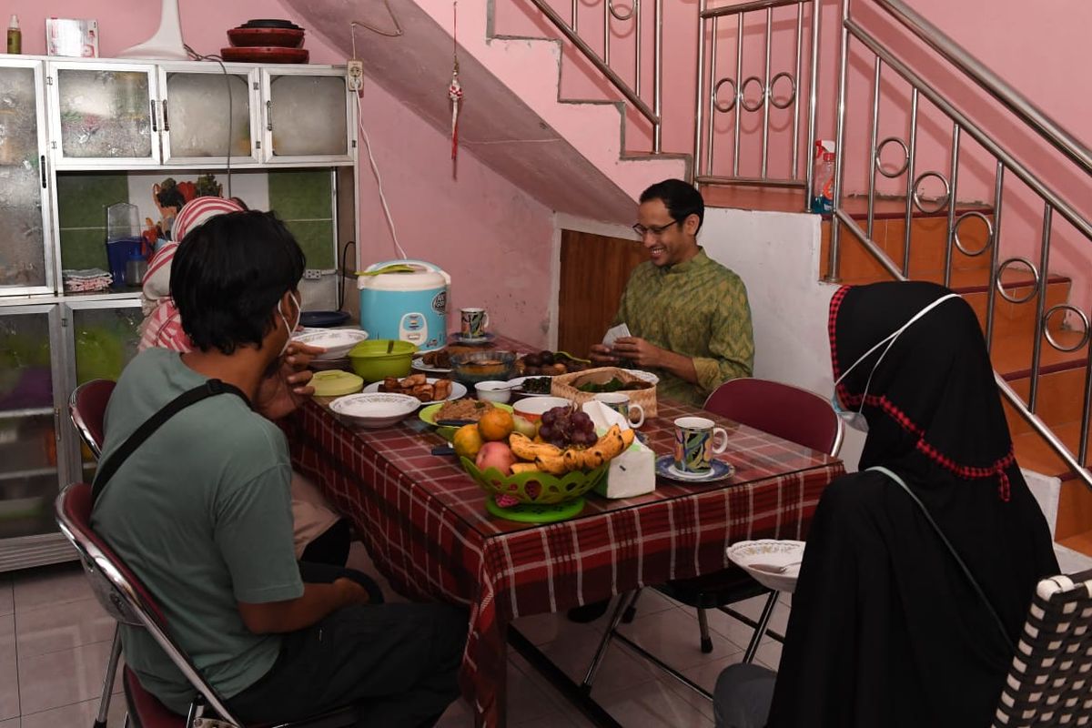 Mendikbud Ristek Nadiem Makarim saat bermalam di rumah Ibu Guru Nuri (14/9/2021) usai meninjau pelaksanaan PTM terbatas di beberapa sekolah Surakarta, Jawa Tengah.