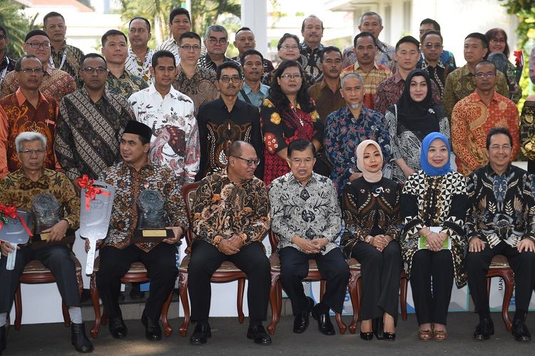 Wakil Presiden Jusuf Kalla (keempat kanan) berbincang dengan Dirut BPJS Ketenagakerjaan Agus Susanto (ketiiga kiri) usai penyerahan Anugerah Paritrana di Istana Wakil Presiden, Jakarta, Rabu (3/7/2019). Anugerah Paritrana merupakan bentuk apresiasi dari BPJS Ketenagakerjaan bersama Kemenko PMK kepada para pimpinan pemerintah daerah dan perusahaan yang sepanjang tahun 2018 mendukung penuh implentasi dan tertib administrasi jaminan sosial ketenagakerjaan. ANTARA FOTO/Akbar Nugroho Gumay/ama.