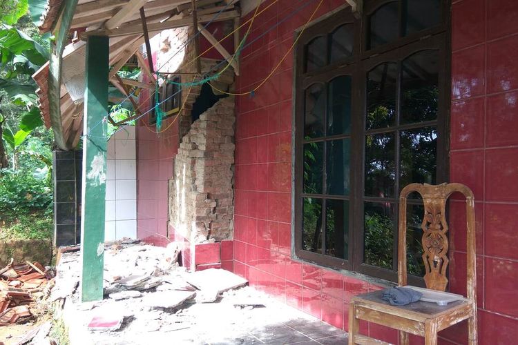 Salah satu rumah ambruk atap bagian depannya akibat tanah bergerak di Dusun Cilimus, Desa Indragiri, Kecamatan Panawangan, Kabupaten Ciamis, Selasa (5/1/2021).