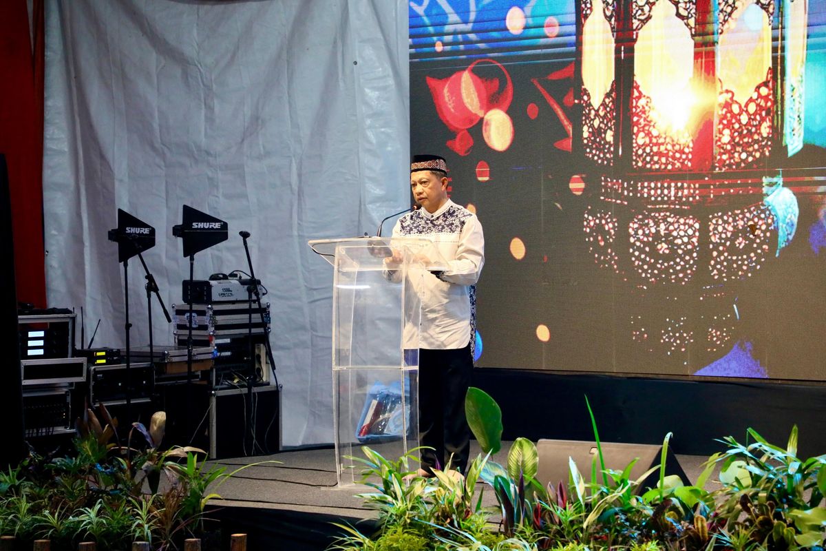 Menteri Dalam Negeri (Mendagri) sekaligus Ketua Satuan Tugas (Kasatgas) Percepatan Rehabilitasi dan Rekonstruksi (PRR) Pascabencana Sumatera Muhammad Tito Karnavian saat buka puasa bersama masyarakat terdampak banjir Aceh Tamiang di Kompleks Hunian Sementara (Huntara) Danantara Aceh Tamiang, Kampung Simpang Empat, Kecamatan Karang Baru, Aceh Tamiang, Kamis (19/2/2026). 
