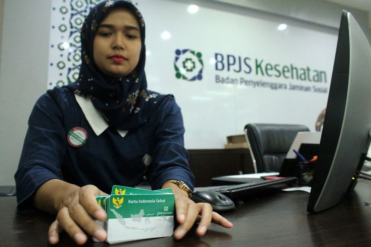 Petugas menata sejumlah kartu peserta BPJS Kesehatan, di kantor pelayanan BPJS Kesehatan Cabang Bekasi, di Bekasi, Jawa Barat, Rabu (30/10/2019).