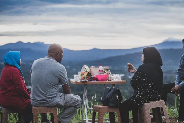 Menikmati suasana melihat sunrise di Desa Wisata Sunrise Hill Petik Bintang Lampung