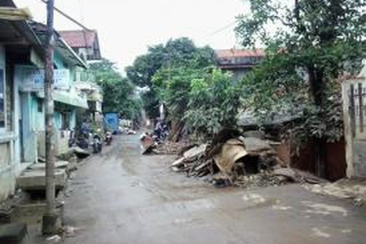 Sampah Menumpuk di Salah Satu Jalan di RW 07 Kelurahan Cililitan Kecil, Kecamatan Kramat Jati, Jakarta Timur
