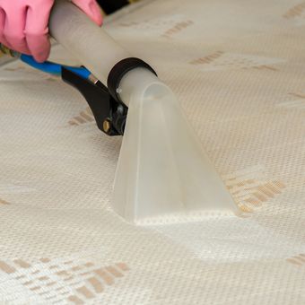 Ilustrasi membersihkan kasur, membersihkan spring bed. 