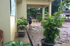 Banjir Surut, Warga Imogiri Yogyakarta Bersihkan Rumah dari Endapan Lumpur