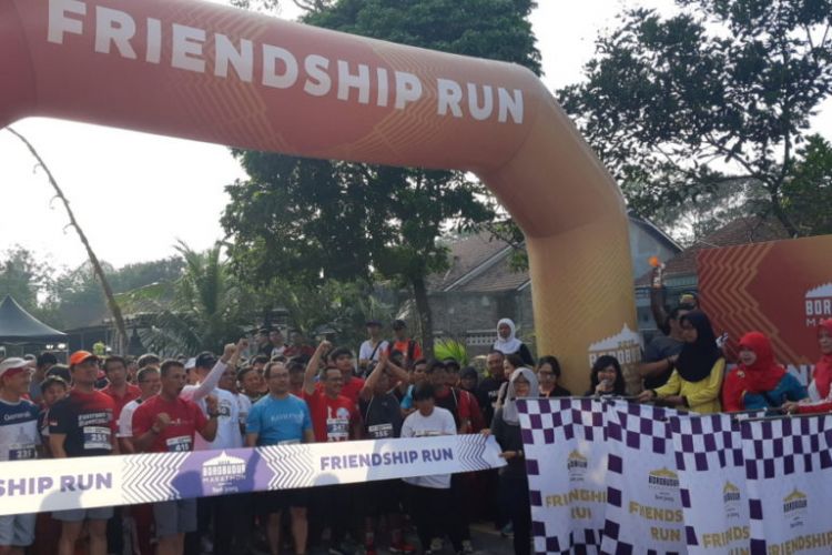 Kepala Desa dan warga Wanurejo, Borobudur melakukan flag off Friendship Run di kawasan Candi Pawon, Desa Wanurejo, Kabupaten Magelang, Jawa Tengah, Sabtu (17/11/2018) pagi. Para pelari melahap rute sejauh 3 kilometer (km) dan disambut keramahtamahan masyarakat.