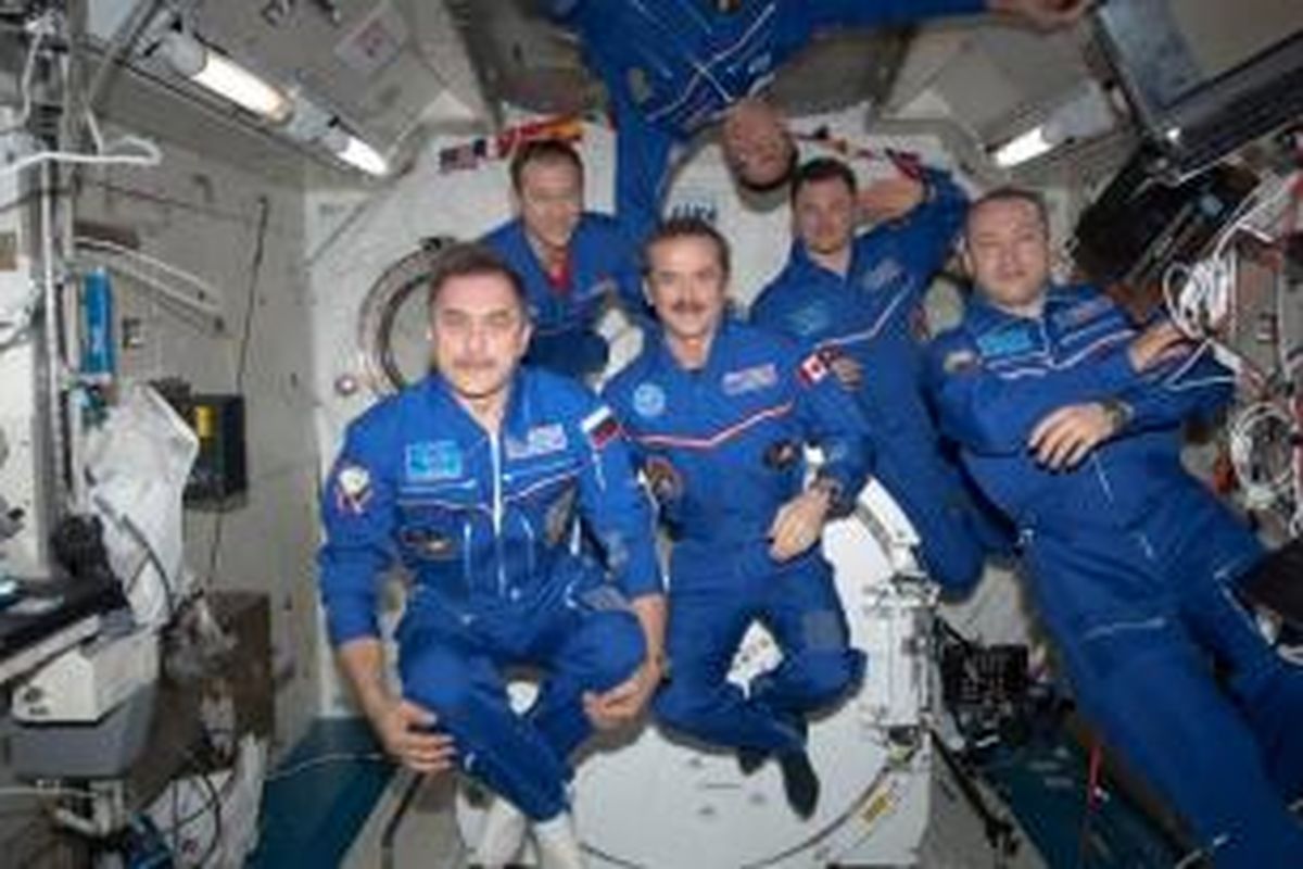 Enam awak Ekspedisi 35, setelah rekaman video ucapan perayaan Cosmonautics Day dari ruang angkasa, foto bersama di Laboratorium Kibo, Japan Aerospace Exploration Agency di Stasiun Luar Angkasa Internasional, 6 April 2013.