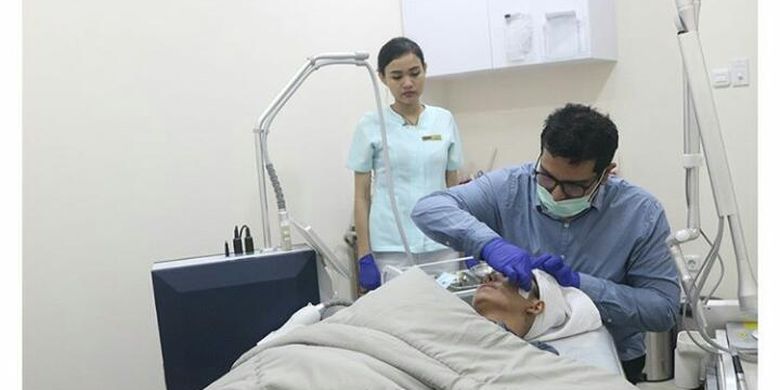 Dokter Sammy Yahya Sp.KK sedang melakukan treatment jerawat di klinik Skinda Dermatology.