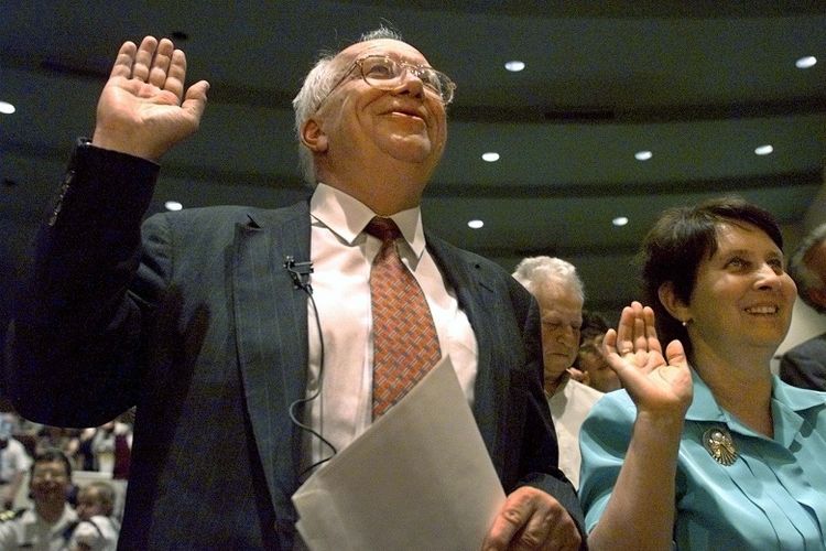 Sergei Khrushchev, putra mantan pemimpin Soviet Nikita Khrushchev, mengangkat tangan kanannya saat ia mengambil sumpah kewarganegaraan A.S. dengan istrinya, Valentina Golenko, 12 Juli saat upacara di Providence, Rhode Island. 