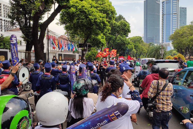 Iring-iringan massa PDI-P dan Partai Nasdem bertemu di Jalan Imam Bonjol, Jakarta Pusat, tepat di depan kantor KPU RI, Kamis (11/5/2023). Kedua partai politik memang dijadwalkan mendaftarkan bacaleg mereka dalam waktu yang terpaut sejam, yakni pukul 10.00 dan 11.00.