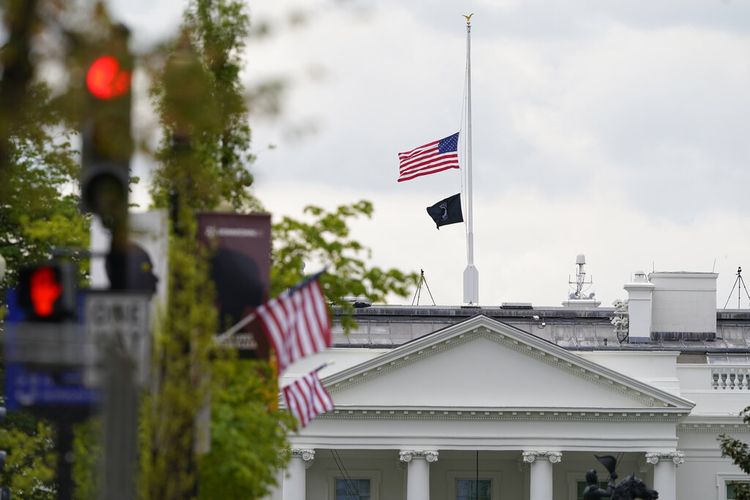 Bendera Amerika berkibar setengah tiang di atas Gedung Putih di Washington DC, Jumat, 16 April 2021. 