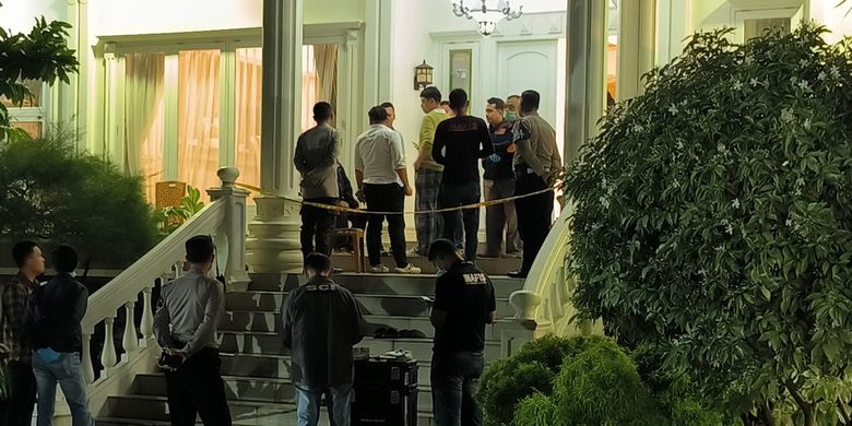 Polisi melakukan olah tempat kejadian perkara penemuan bocah dengan luka tusuk di sebuah rumah mewah di Permukaan BBS 3, Kota Cilegon, Banten, Selasa (16/12/2025).