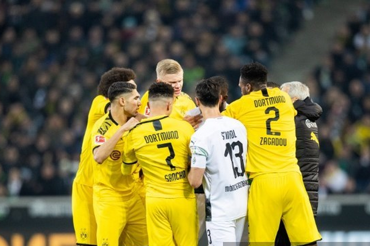 Para pemain Borussia Dortmund saat bertading melawan Borussia Moenchengladbach pada pekan ke-25 Bundesliga di Stadion Borussia Park, Sabtu, 7 Maret 2020.