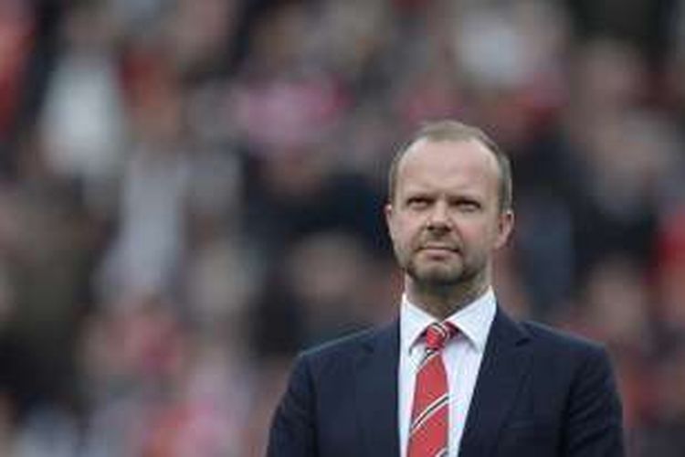 Wakil CEO Manchester United Ed Woodward berdiri di Stadion Old Trafford menjelang partai kontra Everton pada lanjutan Premier League, 3 April 2016.