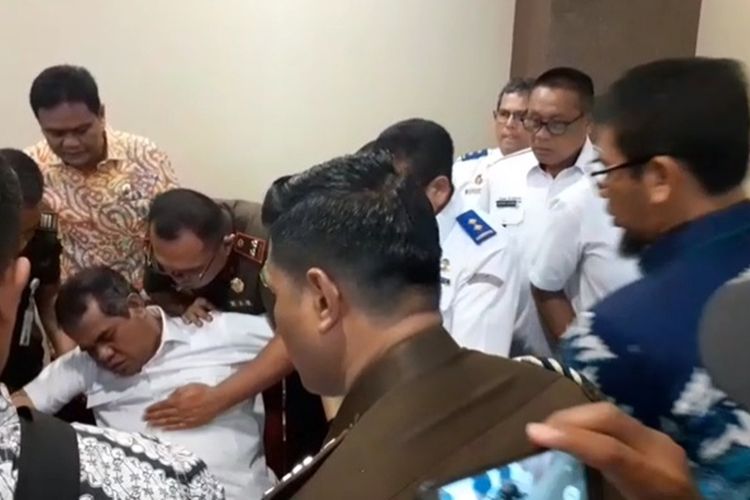 Detik-detik sesaat Kepala BPKH Wilayah VII Makassar Syafri jatuh tak sadarkan diri saat mempersentasikan bahan tentang lahan untuk rel kereta api di kantor Kejati Sulsel, Kamis (26/9/2019).