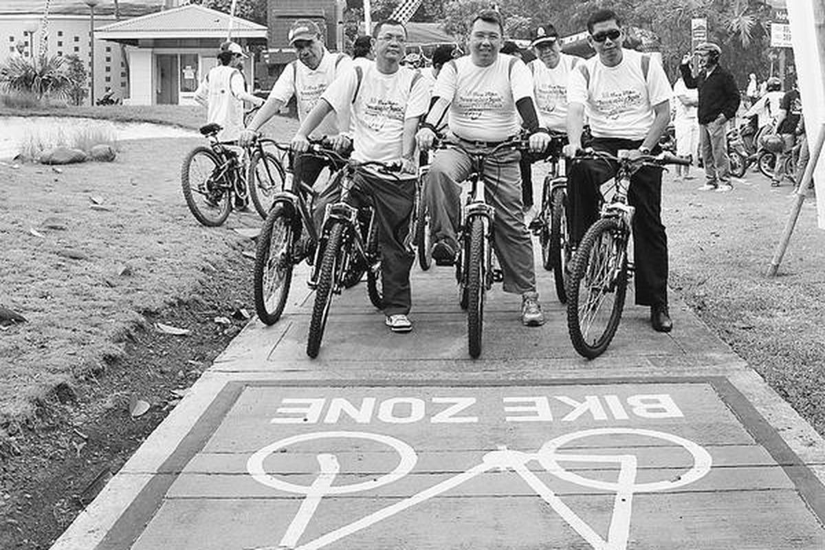 Peserta bersiap mengikuti JB Fun Bike di kawasan Kota Jababeka, Cikarang, Kabupaten Bekasi, Minggu (25/4). Penyelenggaraan JB Fun Bike berlanjut dengan peresmian jalur sepeda, atau bike zone, sepanjang 10 kilometer di kawasan Kota Jababeka.