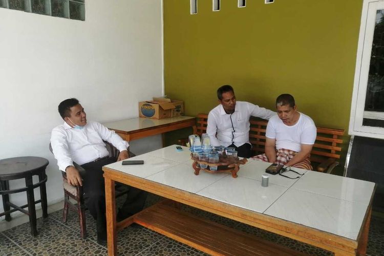 Anggota Polsek Tapung saat menemui Khairudin Siregar yang membuat sayembara dengan hadiah Rp 75 juta untuk menemukan istrinya, Ervina alias Evi, di Jalan Flamboyan, Kacamatan Tapung, Kabupaten Kampar, Riau, Senin (5/4/2021).