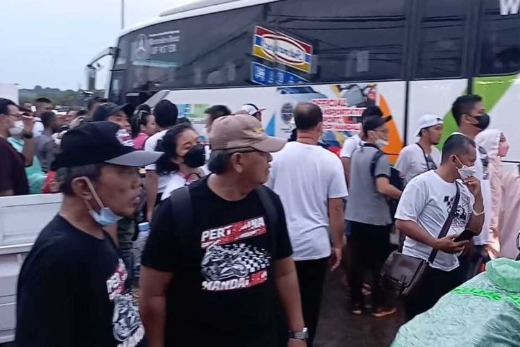 Kemacetan terjadi disepanjang jalan Mandalika Lombok, hingga Minggu malam (20/3/2022), warga mengaku kecewa dengan pengaturan yang amburadul.