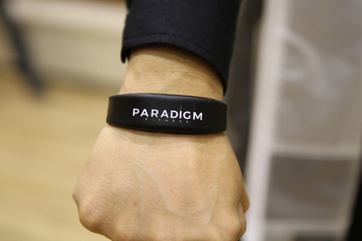 RFID Wristband yang bukan sekadar alat pembuka pintu loker di Paradigm Fitness, tapi juga pengganti kartu identitas member, yang bisa terhubung dengan mesin pemindai di setiap studio di Paradigm fitness, yang hasilnya dapat dipantau melalui aplikasi ponsel, diperlihatkan usai peresmian pusat kebugaran Paradigm Fitness di Jakarta, Kamis (28/3/2019). Dengan konsep one stop workout lifestyle club, Paradigm Fitness menawarkan variasi program latihan yang ditunjang dengan peralatan mutakhir, salah satunya adalah gelang dengan beragam fungsi digital.