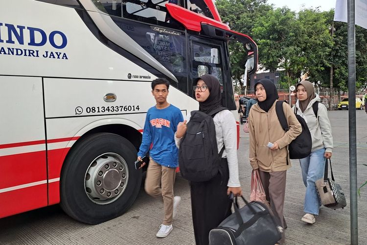 Peserta Mudik Gratis BUMN saat hendak berangkat dari Terminal Penumpang Pelabuhan Makassar, Sulawesi Selatan (Sulsel), Kamis (3/4/2024).