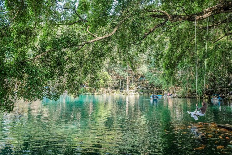 Pengunjung berfoto di Telaga Biru Cicerem atau Situ Cicerem.